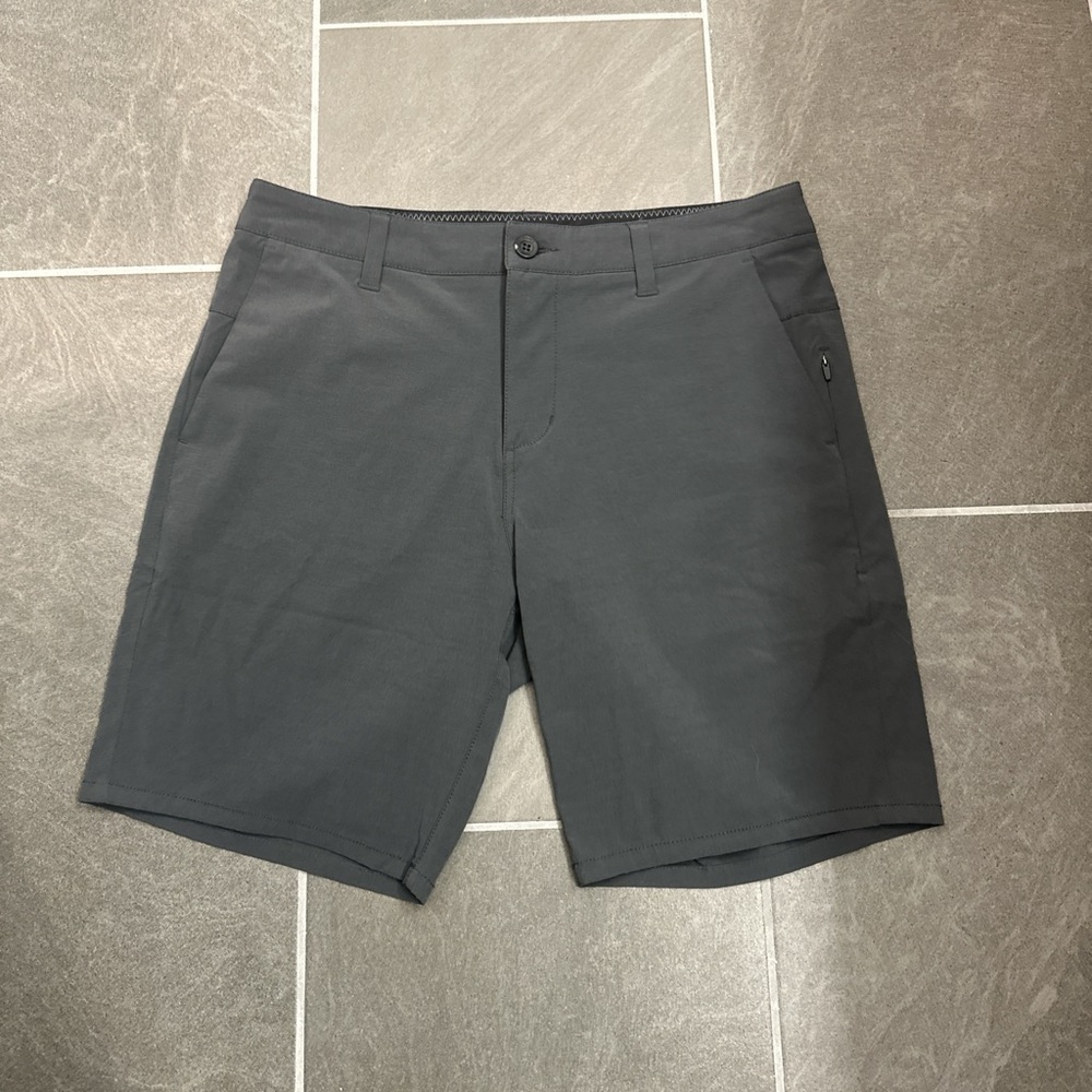 Vuori Aim Chino Shorts Mens 
Size: 30
Golf Performance Zip Stretch